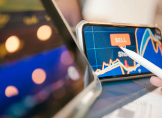 Wielorynkowy inwestor badający opcje na Bitcoin, Ethereum oraz rynek forex
